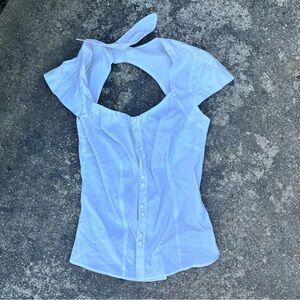 Keyhole button down top